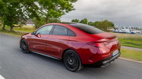 Mercedes CLA in movimento su strada