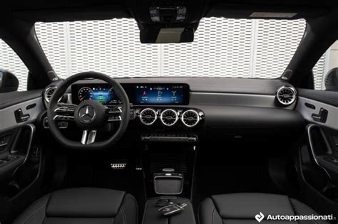 Interni della Mercedes CLA con illuminazione ambiente