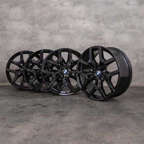 BMW Serie 3 Total Black con cerchi neri