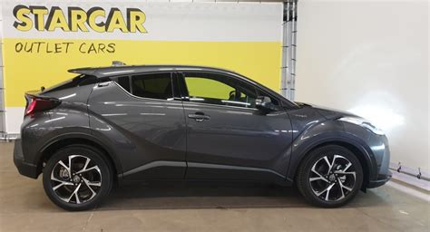 Toyota C-HR in grigio metallizzato