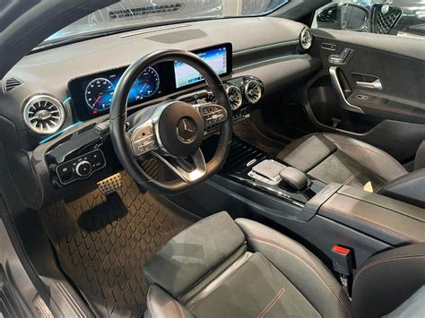 Interni di una Mercedes Classe A 250 con sedili sportivi e cuciture rosse