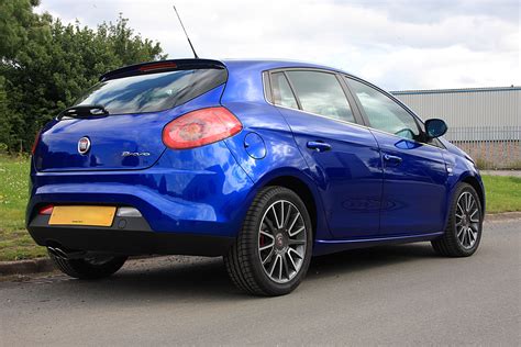 Fiat Bravo blu in strada