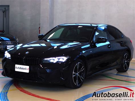 BMW Serie 3 318d M Sport parcheggiata