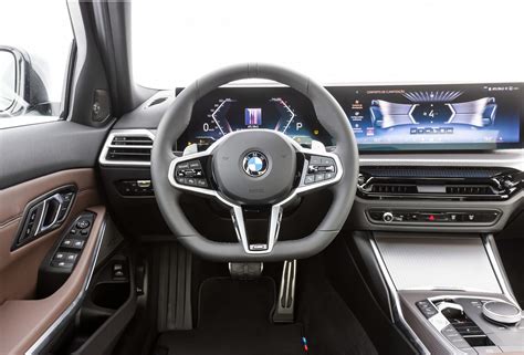 Interni BMW Serie 3 con volante M Sport