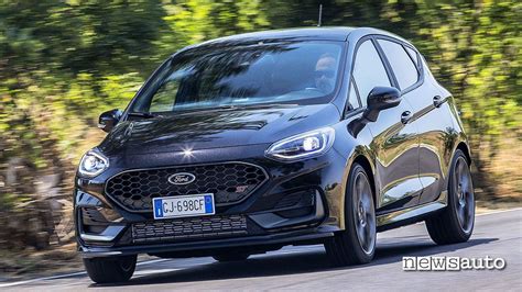 Ford Fiesta ST in azione su strada