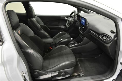 Interni della Ford Fiesta ST con sedili sportivi Recaro