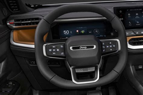 Interni futuristici Jeep Compass con grandi display digitali