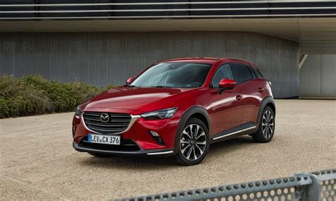Design affilato di una Mazda SUV con calandra prominente
