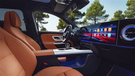 Interni Mercedes-Benz con triplo schermo e ambiente digitale