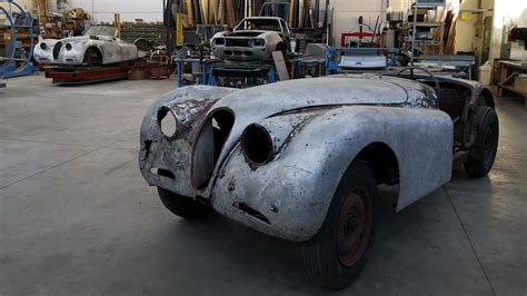 Carrozziere specializzato in auto d'epoca al lavoro