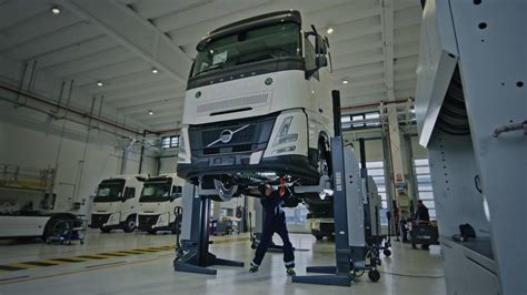 Tecnici qualificati al lavoro su un'auto Volvo