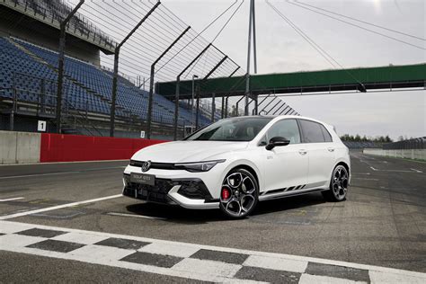 Volkswagen Golf 8 GTI Clubsport con dettagli aerodinamici