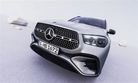 Vista frontale della Mercedes GLE che mette in risalto il design dei gruppi ottici e la mascherina del radiatore
