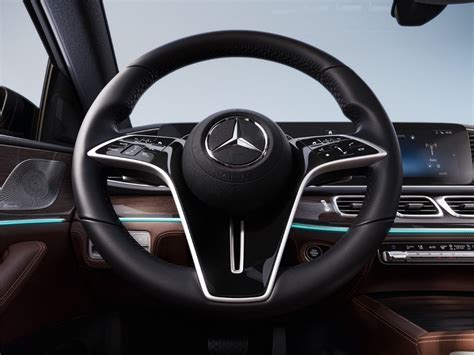 Interni della Mercedes GLE: Dettaglio del volante multifunzione e del display widescreen
