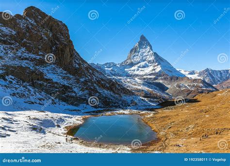 Panorama delle Alpi svizzere con un ruscello in primo piano