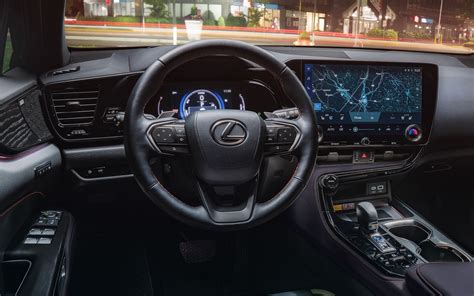 Lexus NX 350h display multimediale e comandi clima