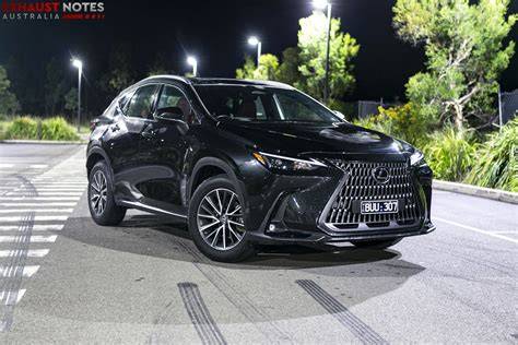 Lexus NX 350h in curva, evidenziando il rollio