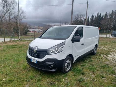 Renault Trafic Passenger passo lungo in strada