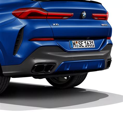 Vista posteriore di una BMW Alpina B7 con terminali di scarico cromati e spoiler
