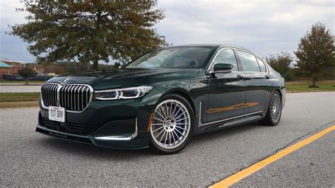 Vista laterale di una BMW Alpina B7 che mostra le proporzioni eleganti