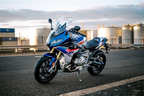 BMW R 1250 RS in assetto dinamico su strada tortuosa
