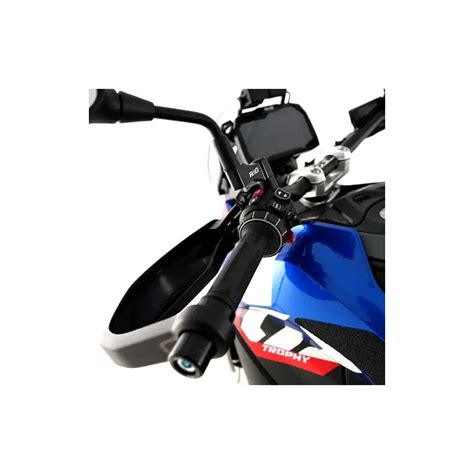 Dettaglio del cruscotto TFT e dei blocchetti al manubrio della BMW R 1250 RS