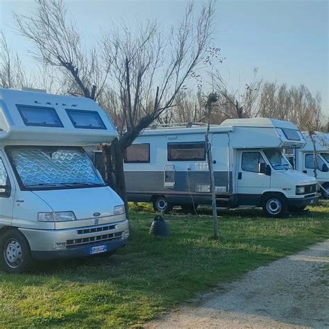 Camper sul prato verde fronte mare