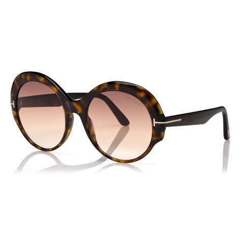 Donna con occhiali da sole Tom Ford rotondi