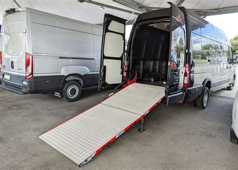 Veicoli commerciali Iveco in una rampa di carico