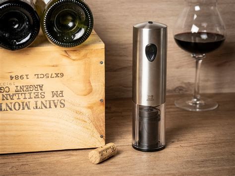 Cavatappi elettrico Peugeot Elis con bottiglia di vino