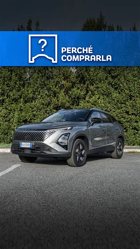 Panorama urbano con SUV compatti parcheggiati