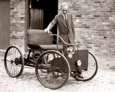 Ritratto di Henry Ford con la sua prima automobile