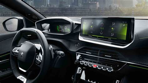 Cruscotto Peugeot 208 con schermo Dasaita installato