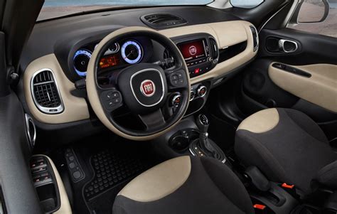 Dashboard Fiat 500L Cross con sistema di infotainment