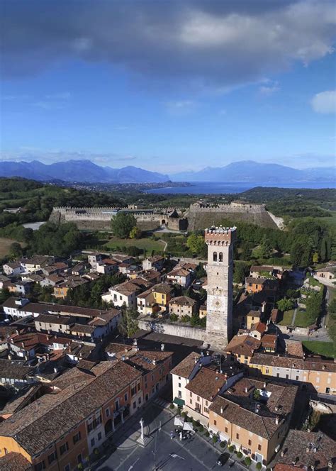 Veduta panoramica di una concessionaria moderna a Lonato del Garda