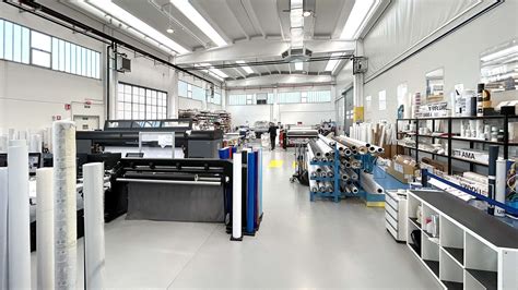 Vista ravvicinata di un'officina moderna con macchinari diagnostici all'avanguardia