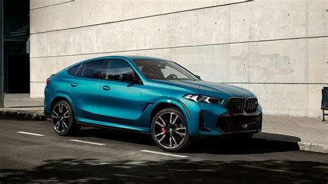 BMW X6 in movimento, mostrando la sua linea da coupé