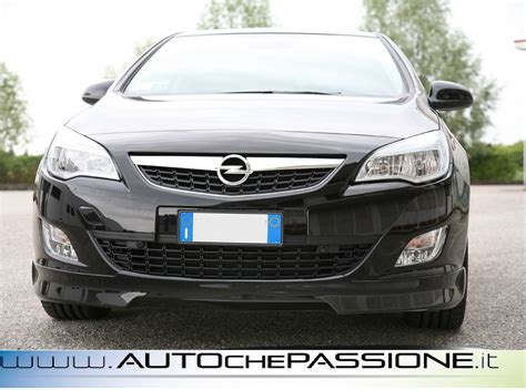 Dettagli della griglia anteriore Opel Astra J