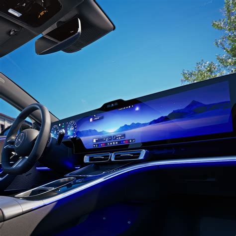 Interni della moderna Mercedes-Benz Classe A con sistema MBUX