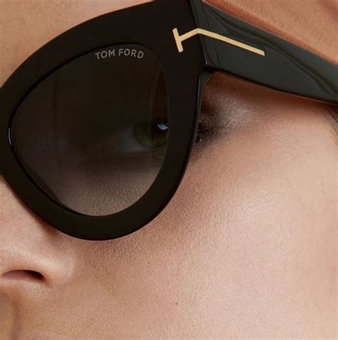 Collage di diversi modelli di occhiali da sole Tom Ford