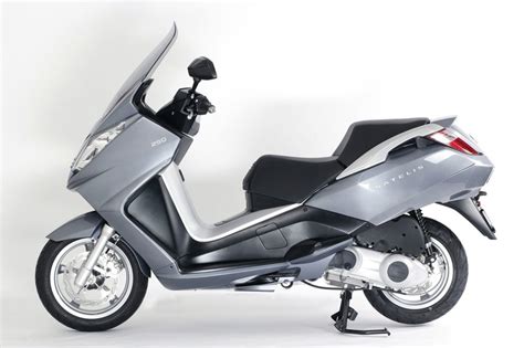 Peugeot Satelis 250 in strada