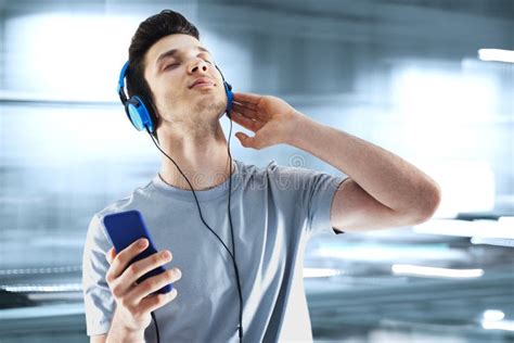 Persona rilassata che ascolta musica in auto