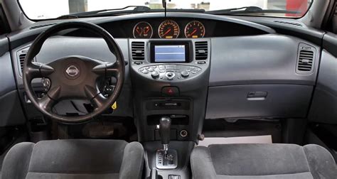Interni Nissan Primera P12 con schermo centrale