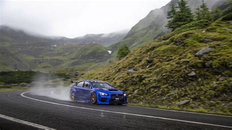 Subaru WRX STI in azione su strada tortuosa
