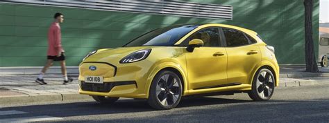Ford Puma su strada con effetto bicolore