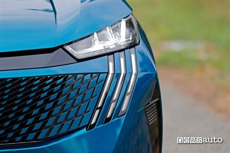 Frontale Peugeot 3008 con fari LED a forma di artiglio