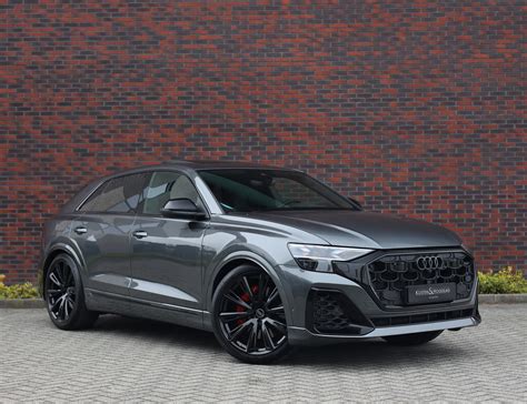Audi Q8 Grigio Daytona su strada
