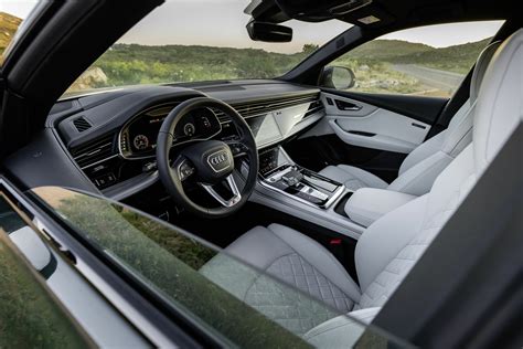 Interni Audi Q8 con sedili in pelle Valcona