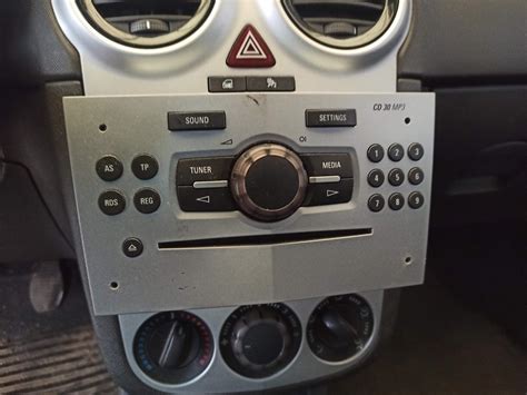 Adesivo autoradio Opel Corsa D con indicazione AUX L, AUX R, AUX GND