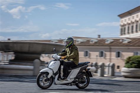 Peugeot Tweet 125 in ambiente urbano